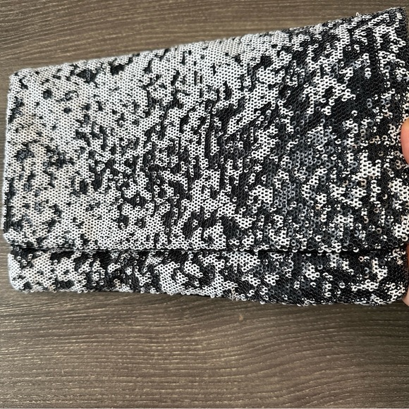 BCBG MAXARIA BAG. - Picture 8 of 10